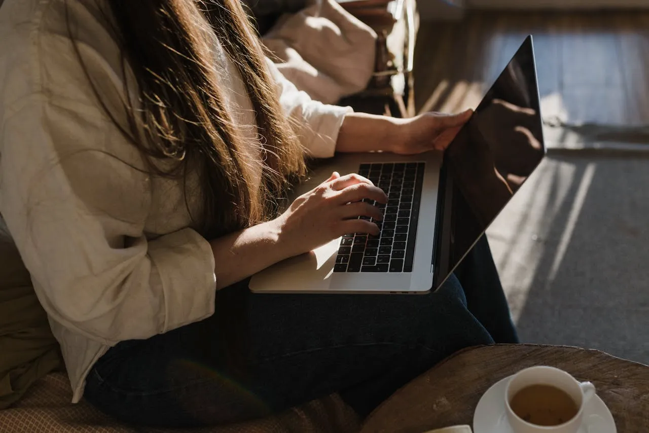 SEO 2025 solt light kvinna surfar på laptop