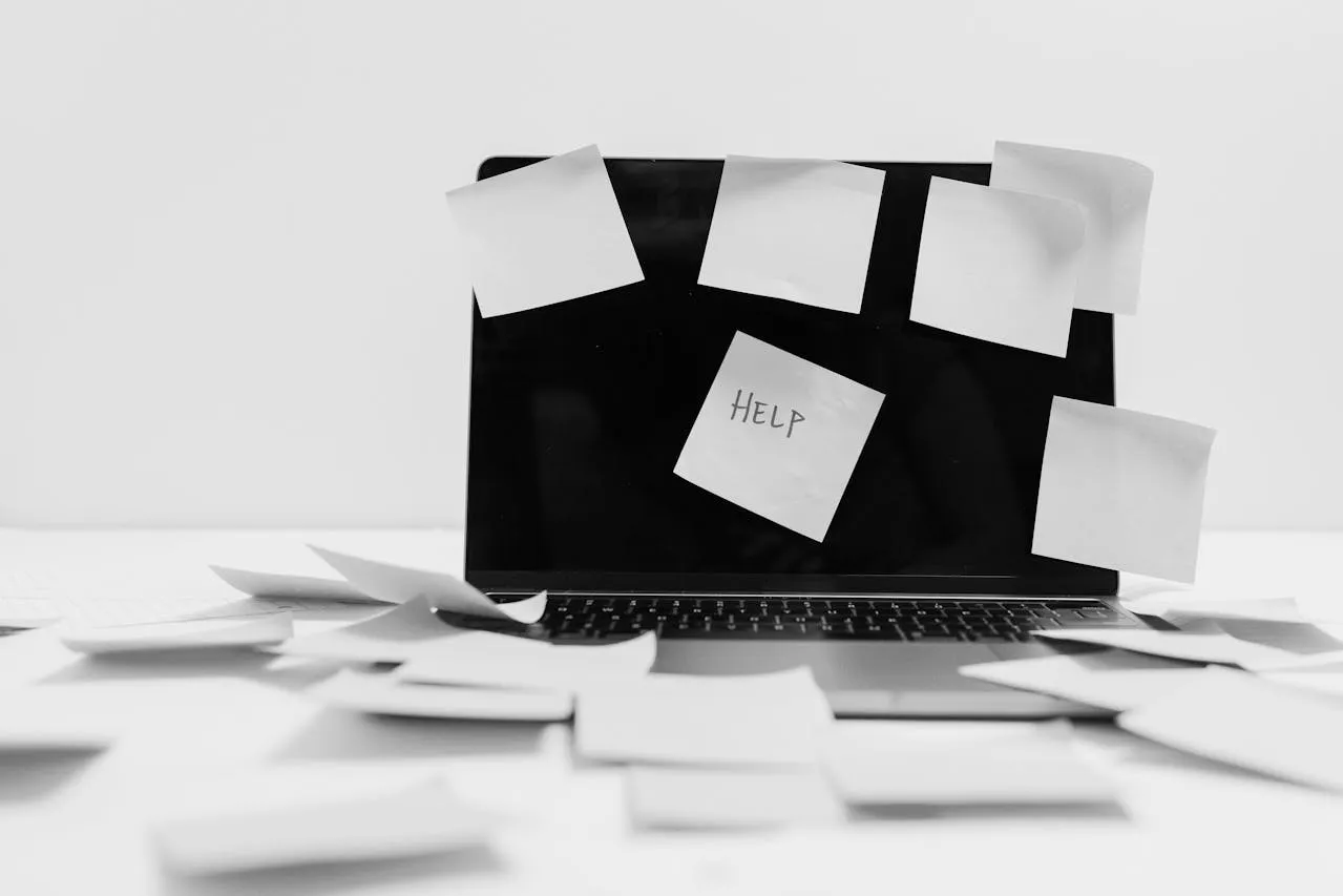 SEO 2025 svartvit bild på laptop med post-it lappar på